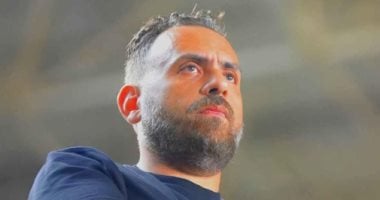 جون إدوارد يتجاهل دكة الزمالك ويختار المدرجات لمتابعة المباريات